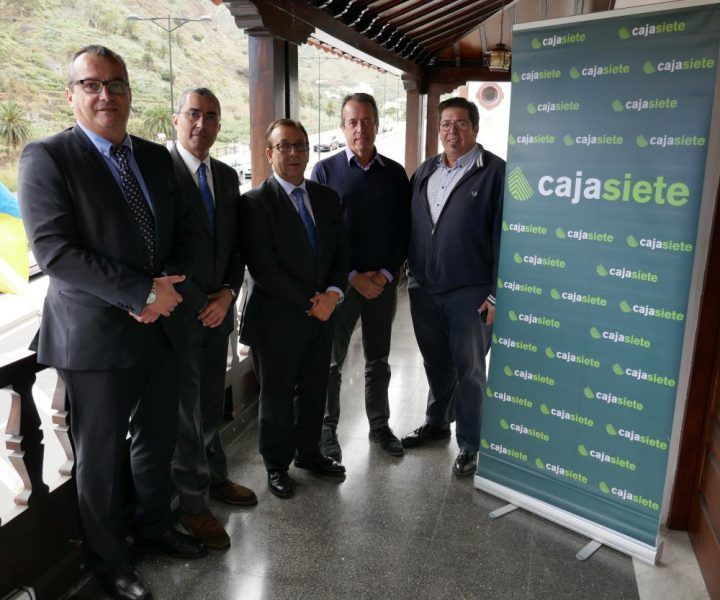 Cajasiete informa al Ayuntamiento de Hermigua sobre medidas de apoyo a los agricultores
