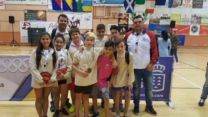 El Ayuntamiento de Hermigua fecilita a Dayan Chinea por su subcampeonato de Canarias de Tenis de Mesa