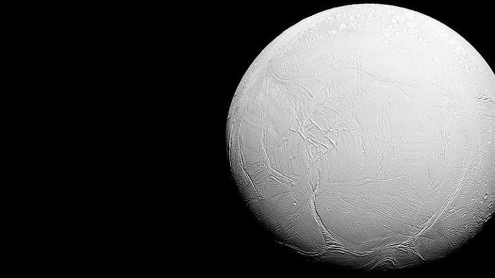 Una luna de Saturno podría albergar vida microbiana, afirma la Nasa