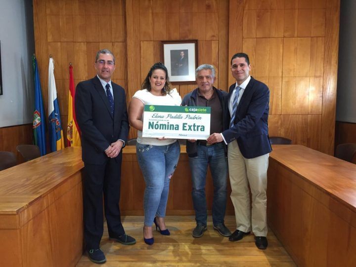 Una entidad financiera entrega una nomina extra a una empleada del Ayuntamiento de Valle Gran Rey