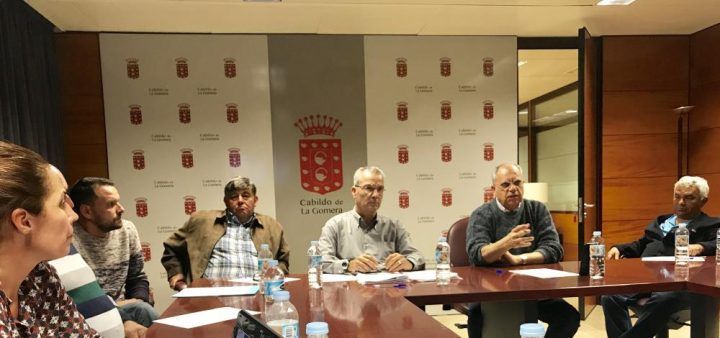 El Cabildo coopera con las asociaciones de cazadores en el mantenimiento de los comederos de grano