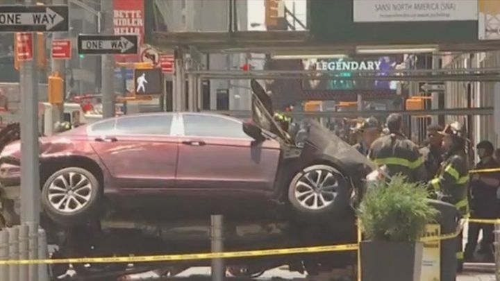 Un coche atropella a alta velocidad a varias personas en la plaza de Times Square