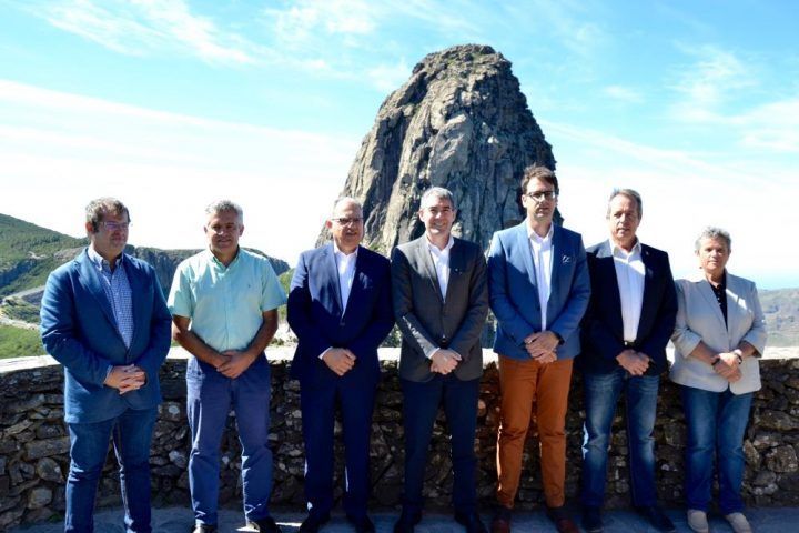 Clavijo y Casimiro Curbelo firman los convenios que permitirán a los ayuntamientos de La Gomera inversiones del FDCAN