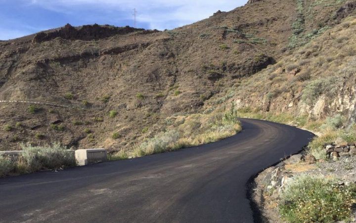 El Cabildo mejora la seguridad y el pavimento en la carretera de acceso a Taguluche