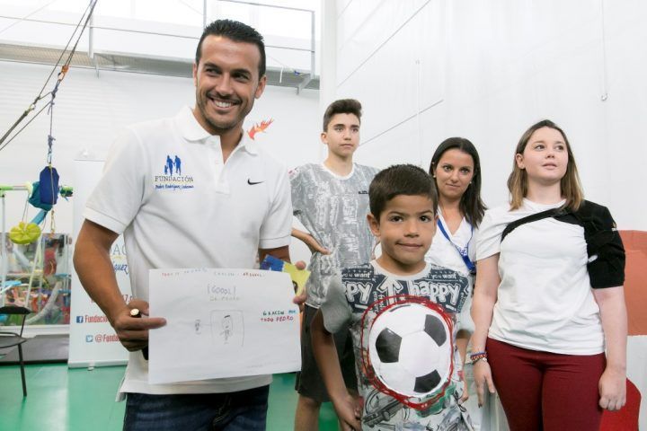 El Hospital del Sur recibe ‘con honores’ la visita del jugador de fútbol ‘Pedrito’