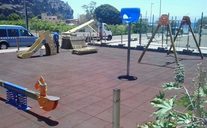 El Ayuntamiento comienza los trabajos de mejora del parque infantil de Laguna de Santiago