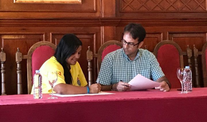 El alcalde de San Sebastián rubrica el convenio con AEA en La Gomera