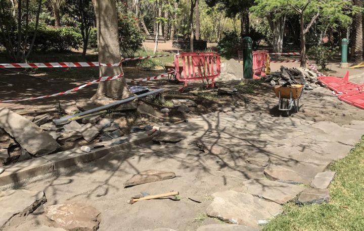 Comienzan los trabajos de reparación de los senderos de piedra del Parque de La Torre del Conde