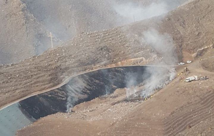 Sigue activo el incendio declarado anoche en el Complejo Medioambiental de El Revolcadero