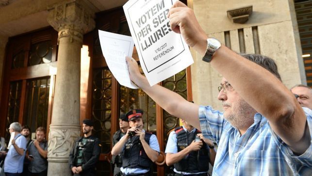 La Guardia Civil detiene a doce personas y registra cuatro consejerías de la Generalitat por el 1-O