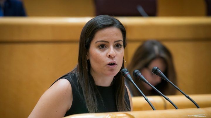 La senadora por La Gomera, Yaiza Castilla defiende los derechos de los consumidores