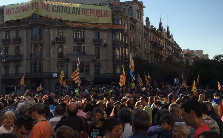 Miles de personas protestan en Barcelona por los registros al Govern: «Votaremos»