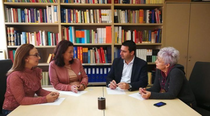 Ventura del Carmen se reune con CCOO para tratar el tema de los trabajadores de las ambulancias de La Gomera