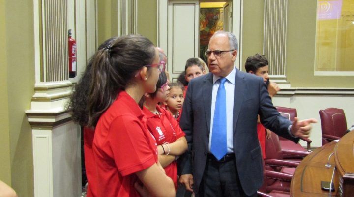 El Silbo Gomero protagoniza el inicio de la sesión en el Parlamento de Canarias