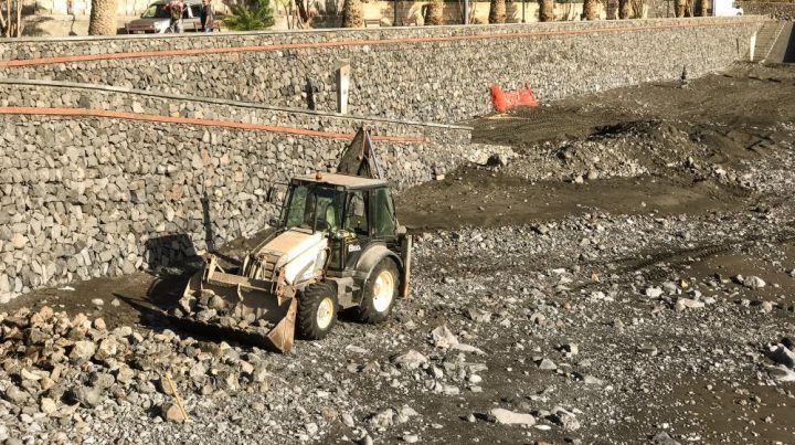 Comienzan los trabajos de reparación en la Playa de La Cueva