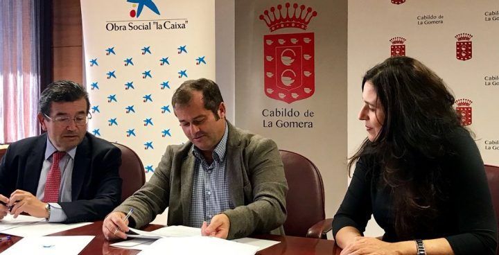 El Cabildo de La Gomera y CaixaBank firman un convenio para el fomento de la actividad empresarial