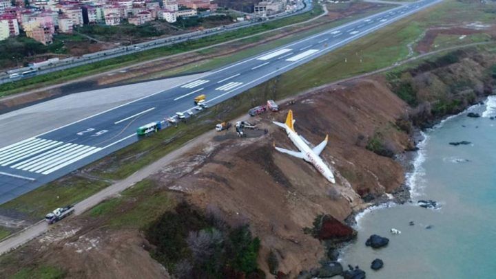 Un Boeing 737 con 162 pasajeros a bordo se sale de pista y no cae al mar por los pelos
