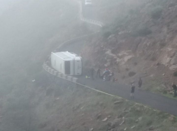 Se accidenta una guagua con viajeros cerca de Arguayoda con dos heridos