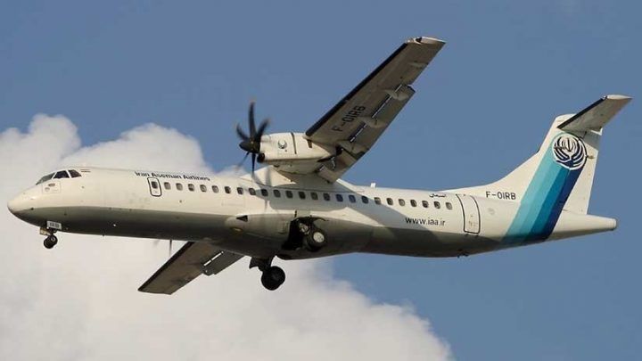 Un avión con decenas de pasajeros se estrella en Irán