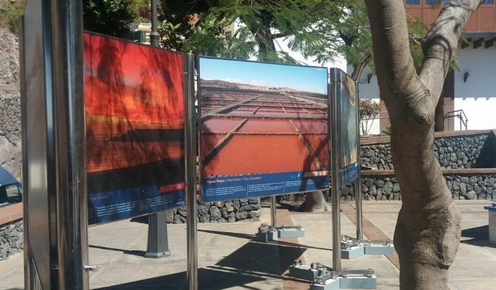 CajaCanarias en colaboración con el Ayuntamiento de Valle Gran Rey inaugura la exposición “Los Siete colores de Canarias” en la plaza La Calera
