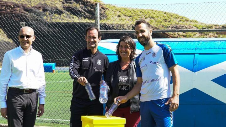 Gobierno de Canarias, Ecoembes y CD Tenerife promueven el reciclaje de envases entre los aficionados blanquiazules