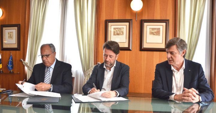 El Tenerife y La Gomera suscriben el acuerdo para la movilidad gratuita de los estudiantes gomeros