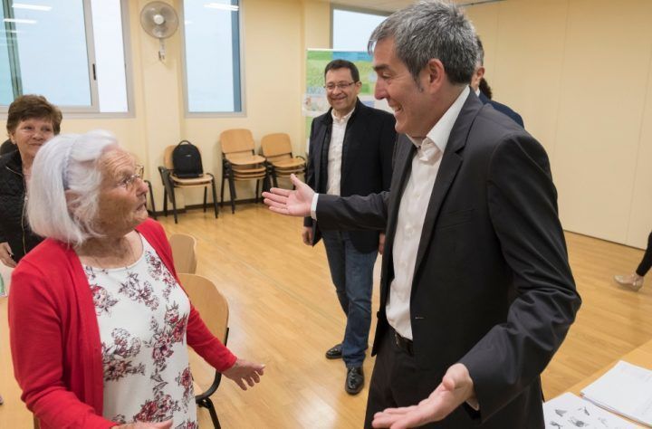 Fernando Clavijo visita a Clorinda Negrín, estudiante gomera nonagenaria del CEPA San Cristóbal