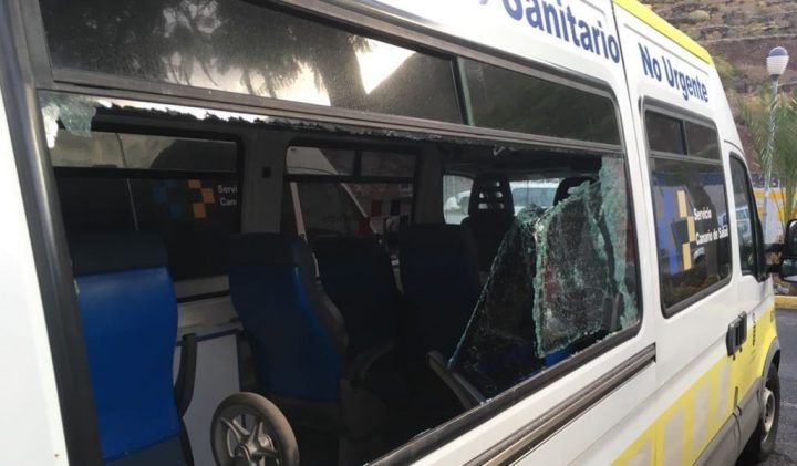 Varios gamberros destrozan tres ambulancias del tansporte sanitario de La Gomera