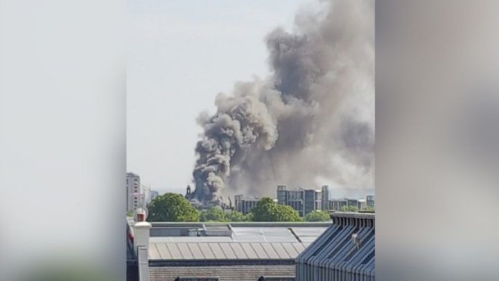 Humo negro sobre Londres por un gran incendio cerca de Hyde Park