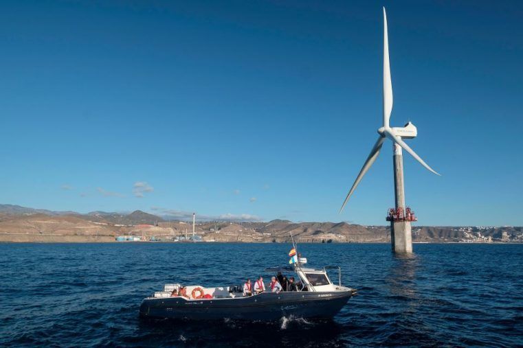 Clavijo visita el entorno del primer aerogenerador marino de España