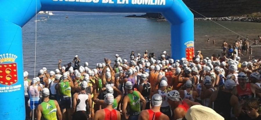 Más de 230 deportistas participan este sábado en el XXIV Triatlón Isla de La Gomera