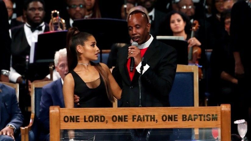 Indignación con obispo que manoseó y se burló de Ariana Grande en funeral de Aretha Franklin