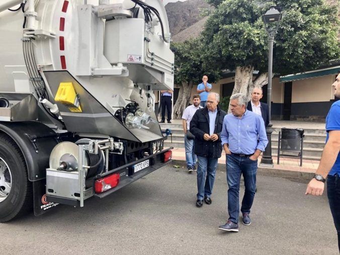 El Cabildo entrega al Ayuntamiento de Valle Gran Rey un nuevo camión para la limpieza de la red de saneamiento