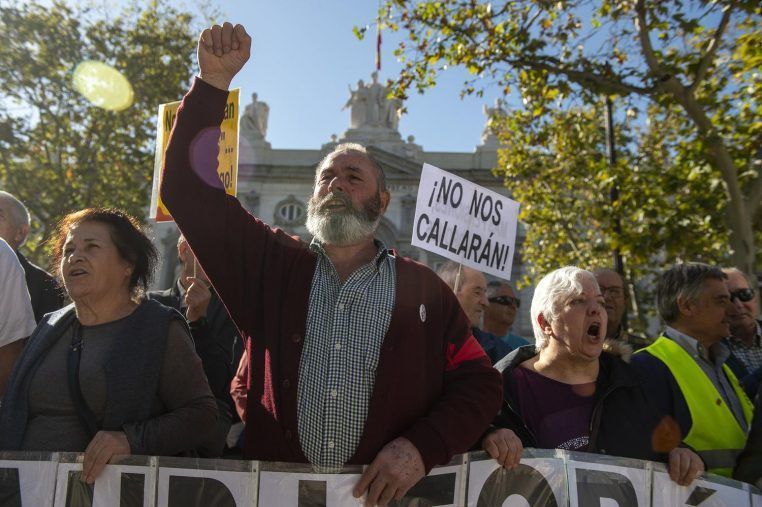 Escrache al Supremo: “Algo huele mal en este tribunal”