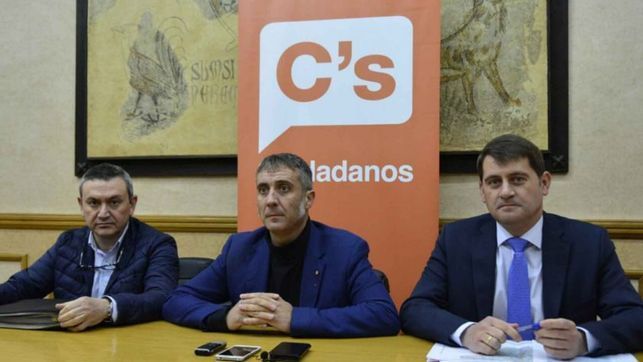 Así defiende la escuela concertada un concejal de Ciudadanos: “Nunca me ha excitado más mi mujer que con el uniforme”