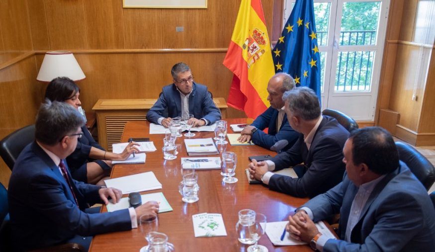 Medio Ambiente confirma al senador Julio Cruz y al alcalde de Alajeró la reactivación de las obras de Playa de Santiago