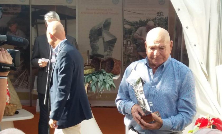 La artesanía canaria homenajea a Eliseo Barrera por su contribución a la conservación de este oficio en La Gomera