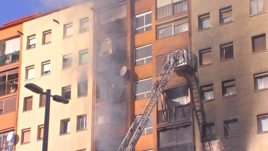 Tres muertos y 15 heridos en un incendio en un edificio de Badalona