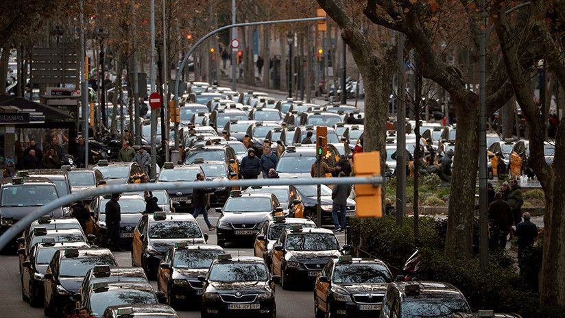 Huelga masiva de taxistas en Madrid y Barcelona: Continúa el conflicto contra Uber y Cabify