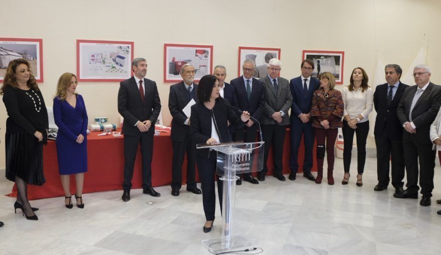 Cruz Roja da a conocer su acción humanitaria en África con una exposición en el Parlamento de Canarias