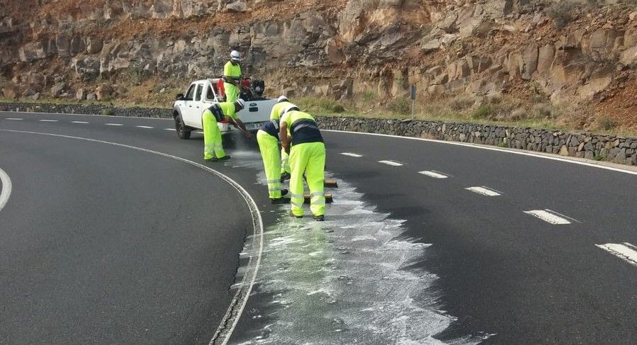 El operativo de carreteras actúa en la GM-2 por un vertido de gasoil