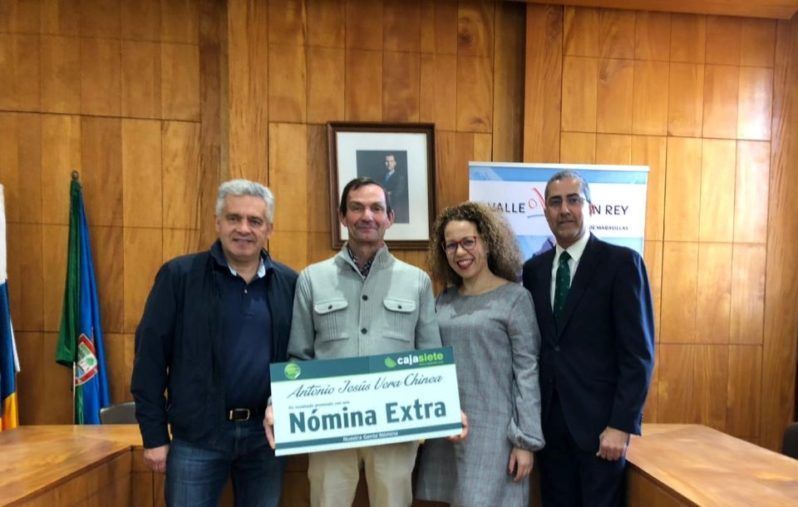 Cajasiete entrega una nómina extra a un empleado del Ayuntamiento de Valle Gran Rey