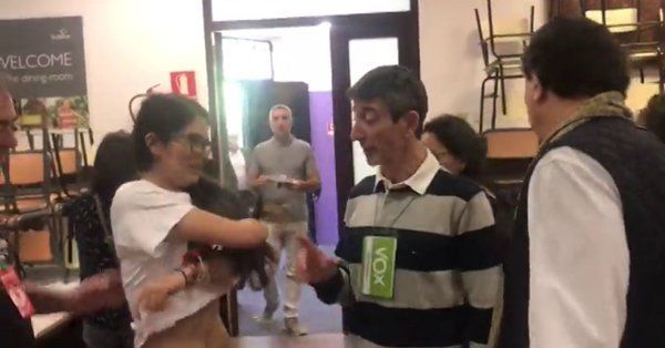 Una apoderada de ERC se quita la camiseta que pedía libertad para los presos políticos ante las quejas de un apoderado de Vox