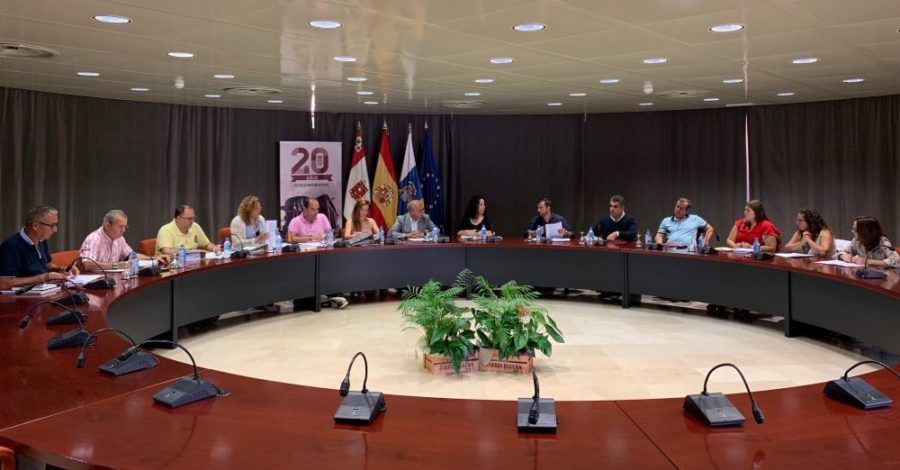 Cabildo y los ayuntamientos acuerdan el reparto de ocho millones de euros del Fdcan para 2019