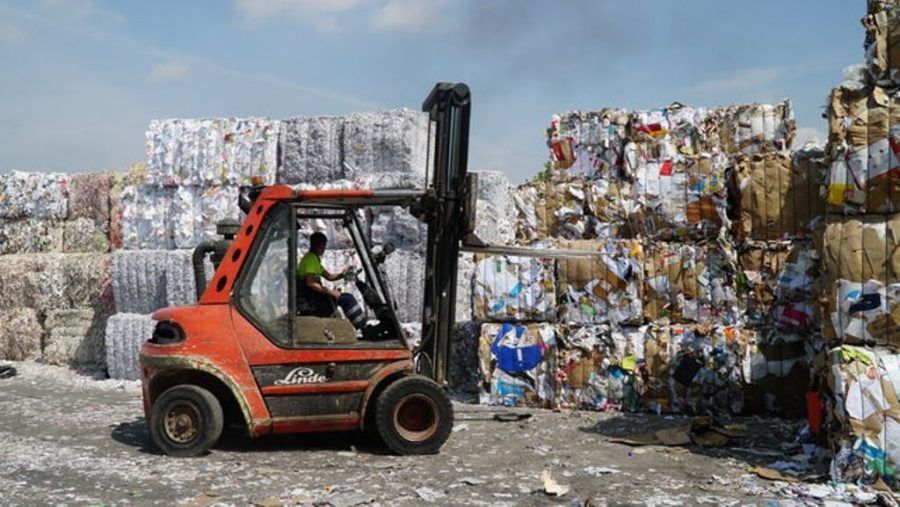 Europa no sabe qué hacer con millones de toneladas de papel y cartón para reciclar