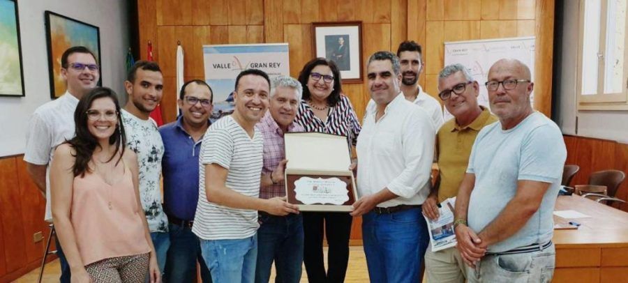 La corporación municipal de Valle Gran Rey recibe la visita de la Parroquia Santos Reyes