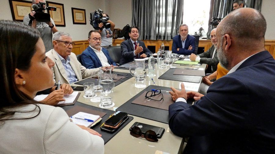 Torres: “Nuestro objetivo es no disminuir ni una plaza la capacidad de transporte de los turistas que llegan al Archipiélago”