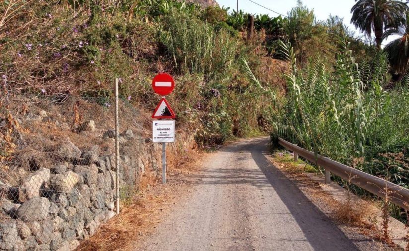 Cerrado por desprendimientos una vía de servidumbre en el barranco de Monforte