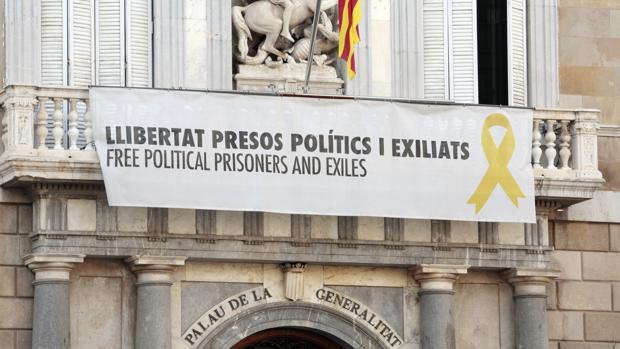 Los Mossos retiran la pancarta por los presos del balcón de la Generalitat tras la orden del TSJC