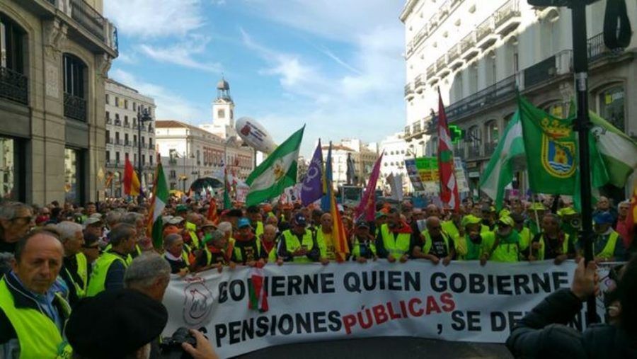 Miles de jubilados salen a la calle para exigir la subida por ley de las pensiones según el IPC: «No nos vamos a rendir»